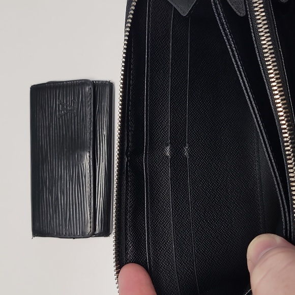 Louis Vuitton Black Epi Zippy Wallet and LV key holder Combo. CA0171 - Picture 16 of 16